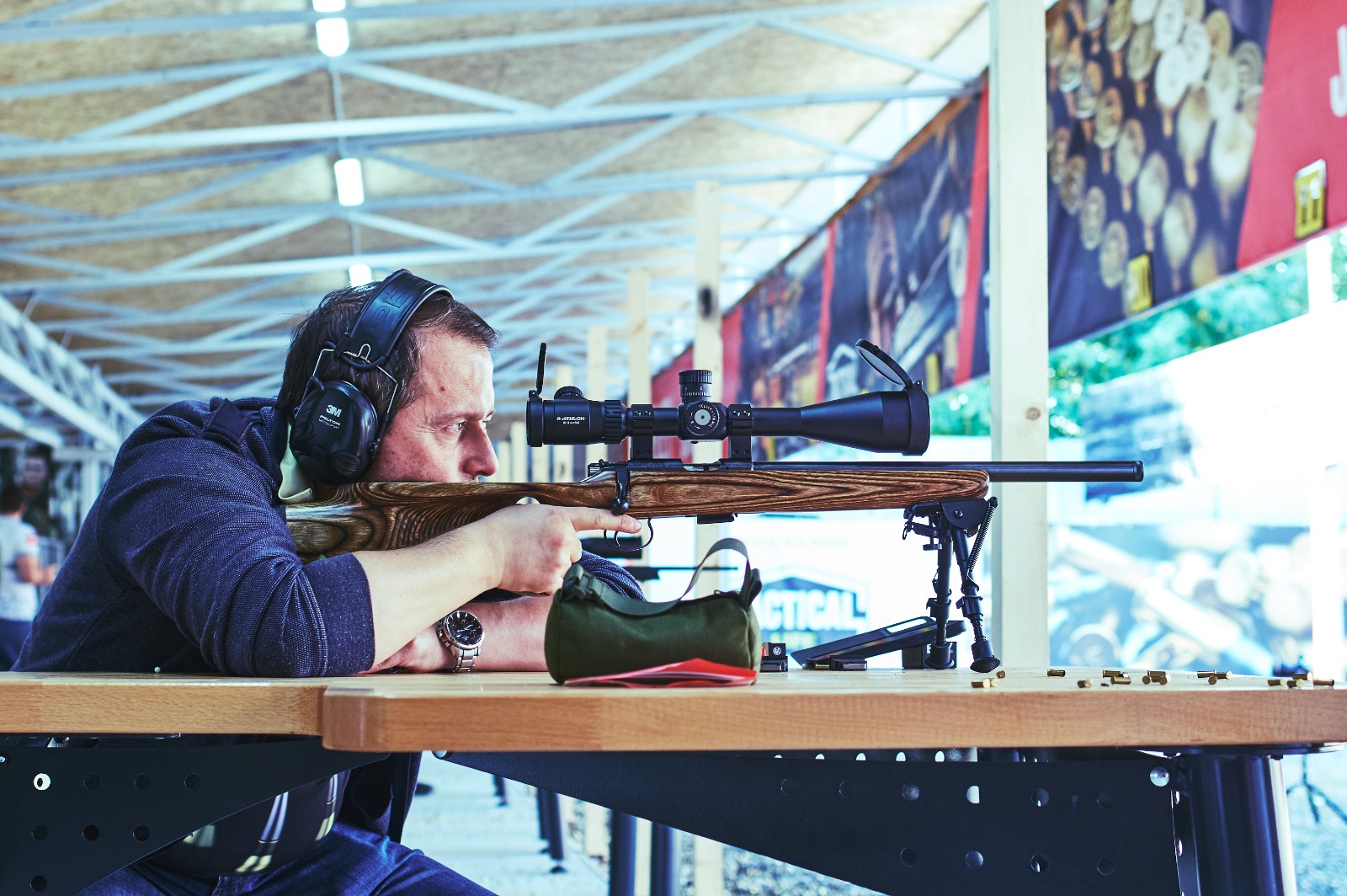 Trăgător în concurs la standul de benchrest